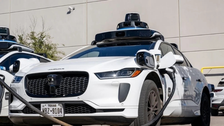 Self-driving vehicle with lidar sensors charging